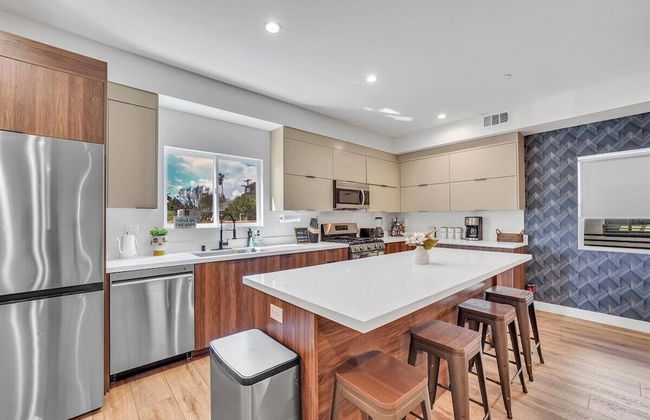 Luxurious Townhome - Photo 15