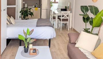 New Studio w Balcony AC Fast Wi-Fi 50inch TV - Photo 4