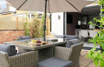 Luxury Family Home in Central Windsor with Large Garden, Games Room, Office, Parking & Pet-Friendly - Photo 39