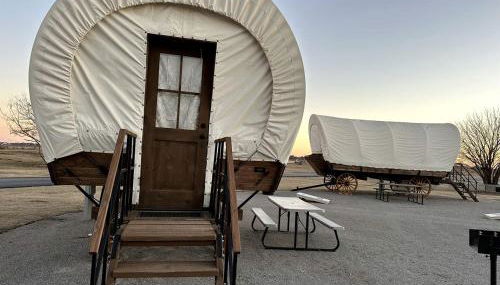 Oklahoma Glamping in this Wonderful Covered Wagon for Family Vacations near Oklahoma City - Foto 2