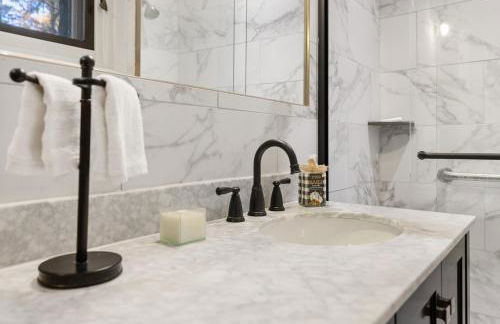 Stylish Mountain Retreat with Sunroom and Pergola - Foto 52