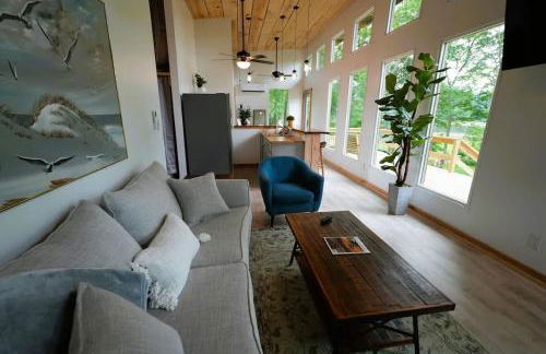 Luxe 2BR Cabin with Deck and Creek View - Working Farm - Foto 6