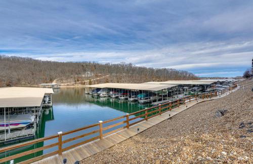 Lakefront Osage Beach Abode w/ Grill & Pool Access - Foto 29