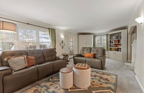 5 Mins to UND - Cozy 4BD with BBQ & Pool Table - Foto 16