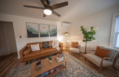 Centrally Located Cozy Modern Home in Bethel - Foto 5