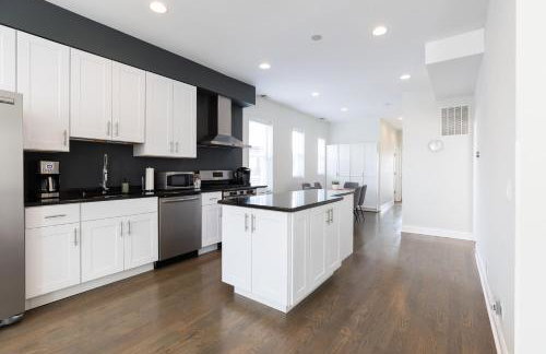 Uptown Bright & Modern Apt - Steps to Lake, Train, Amazing Food & Free Parking - Photo 6