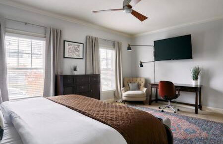 Modern Home next to Vanderbilt Campus with Parking, Screened Porch & Workspace, Walk to Hillsboro Village, Fido & Pancake Pantry, Minutes to Music Row, 12 South & Broadway, Perfect for Families, Friends & University Visits - Foto 16