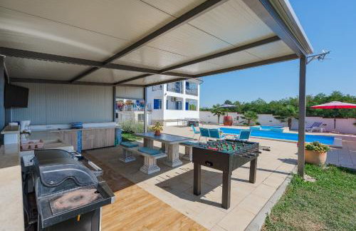 Family home with hydromassage pool & fun activities - Foto 21