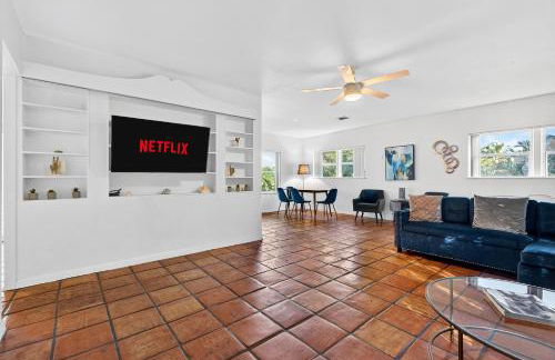 Sunny 2-Bedroom Miami Retreat with a Bright, Spacious Living Area & Relaxing Outdoor Seating - Foto 27