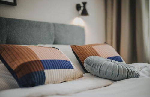 JOBOSTAYS - LINDEN Family Apartment Oldenburg - sehr geräumig 110m2 - Terrasse mit Gartenblick - voll ausgestattete Küche - 2 Bäder - Babybett - 10 Min zu Fuß zum Bahnhof - kostenloses WLAN - Parkplatz - kontaktfreier Check-In - Photo 12