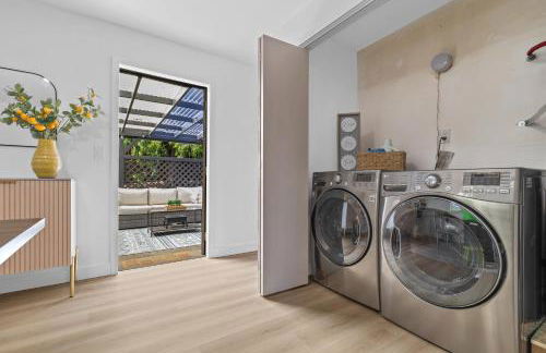 Family-Friendly 4BR Home with AC and Yard Near Airport - Foto 19