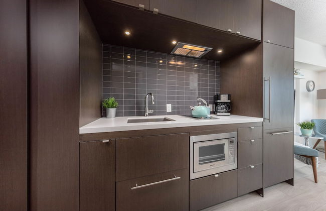 QuickStay Yorkville Condo - Yonge & Bloor - Photo 14