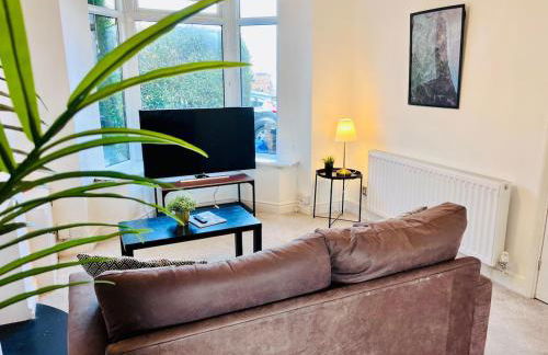 Charming End of Terrace Home with Garden - Foto 12