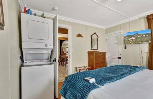 Timeless Pineview Cottage Hot Tub & Pet Friendly - Photo 27