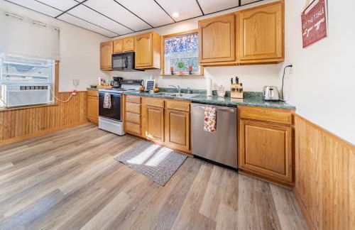 Cottage in the Falls, 2 b, 2 bath, fireplace - Photo 18