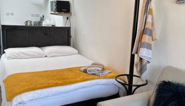 New Cozy Studio Apt. House with Parking. Entire space - Foto 1