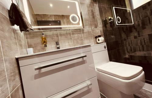 MODERN SUITES -5 Bedroom House- With FREE PARKING Birmingham city - Foto 29