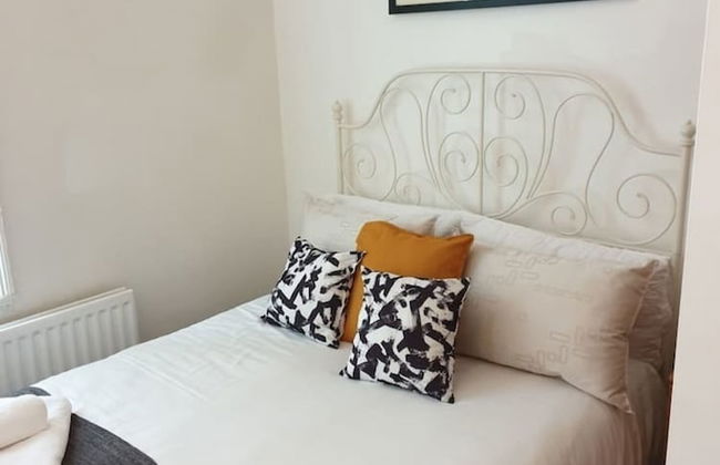 South Shield's Hidden Gem Garnet 3 Bedroom Apartme - Photo 4