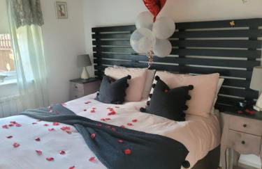 Birch Cottage with private wood fire hot tub - Foto 7