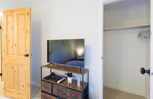 Luxuriously Contemporary Condo - Photo 7