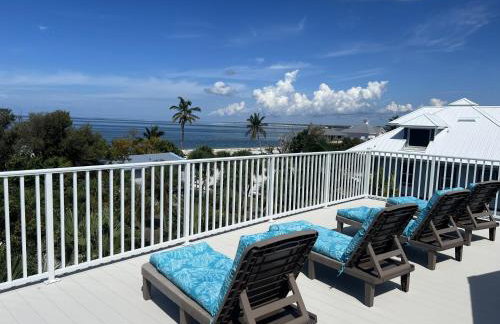 Coconut Castaway - Ocean Views, Walk to Beach, Golf Cart, Club Pool - Photo 3