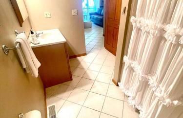 Spacious King Bed Suite at Antique Store - Foto 20