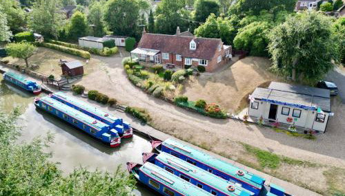Waterside Cottage - Sleeps 11 on Grand Union Canal - Foto 3