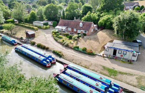 Waterside Cottage - Sleeps 11 on Grand Union Canal - Photo 3