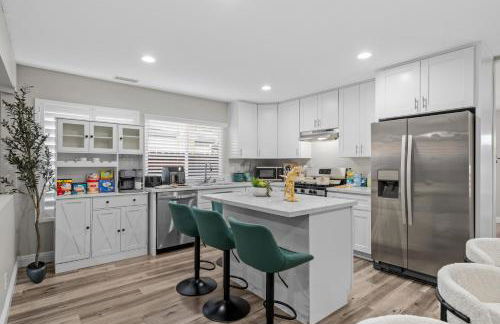 Entire Private Home with 3 Bedrooms 2 Bathrooms, Gated Yard, Garage, Hot Tub, 4-Beds, Golf, Mira Mesa, Available Now - Photo 8