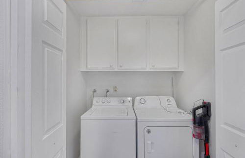 Vacation Home in Vegas w Pool 2 mile to Strip - Foto 11