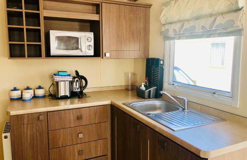 Family Seaside Retreat Private Stay at 5-Star Rockley Holiday Park Poole - Photo 20