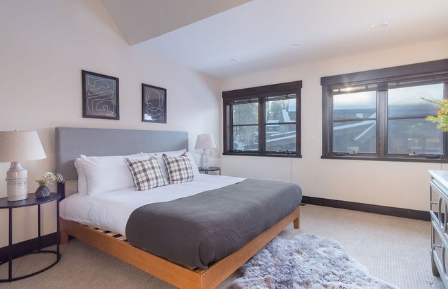 Maple by Avantstay Modern Mountain Home w Cozy Fire Pit 15 Mins frm Northstar - Photo 23