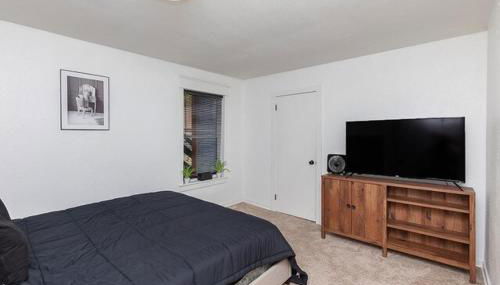 Spacious 9BR Home Ideal for Groups Near Downtown - Photo 3