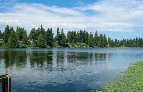 Entire house with Four Bedrooms, Hot Tub, BBQ, Private Backyard, FREE WiFi and Parking, near Seattle, EV - Foto 34