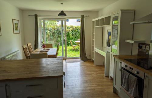 Peaceful Glastonbury Bungalow - Ideally Located - Photo 7