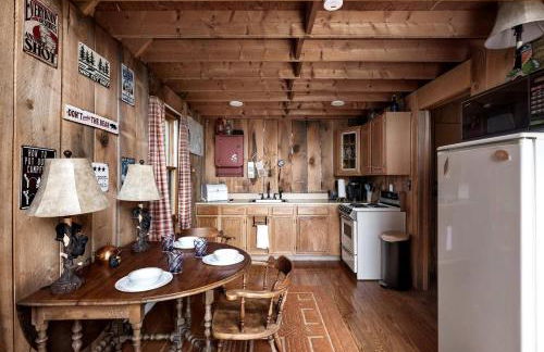 Rustic-Modern Chalet w/ Fire Pit, Deck & Views in Slanesville, WV - Foto 14