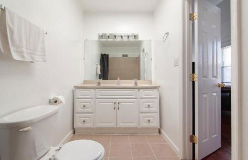 Spacious, Relaxing, 4 Bd 3.5 Ba Home In Petworth! - Foto 9