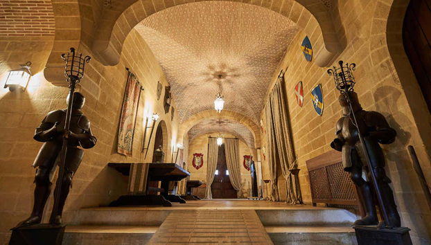 Entrada al castillo de Almodóvar del Río - Foto 5, Armaduras de estética medieval decorando la fortaleza