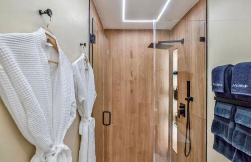 Luxury Miami Pool House Private Backyard Oasis Near Wynwood and Miami International Airport - Photo 19