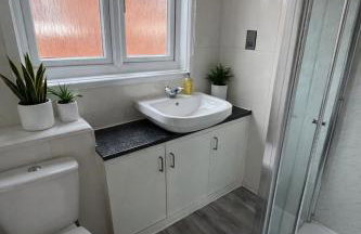 2 Bed 1 Bath in Milton Keynes - Sleeps 4 - Parking - Foto 9