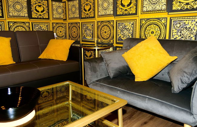 Sexy Luxurious Versace Apartment Near Sheffield - Photo 10