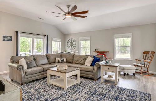 Waterfront Townville Home with Hot Tub and Dock! - Foto 4