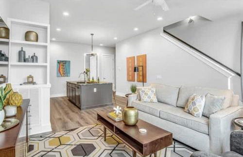 Nash Getaway - Private Rooftop Patio - Sleeps 12 - Foto 1