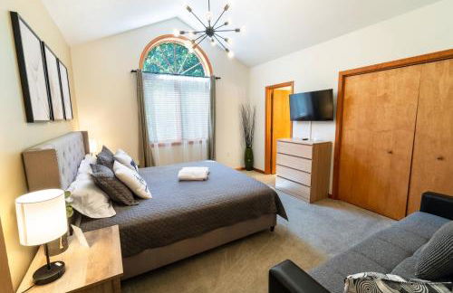 Serenity Falls - Stylish 4Bdr Mountain Retreat, Hot Tub, Pool - Foto 28