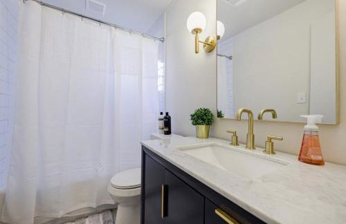 5 min Grant park with Fenced Yard Parking Pet Friendly - Photo 8