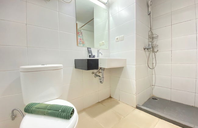 Spacious Studio Room at Beverly Dago Apartment - Photo 15