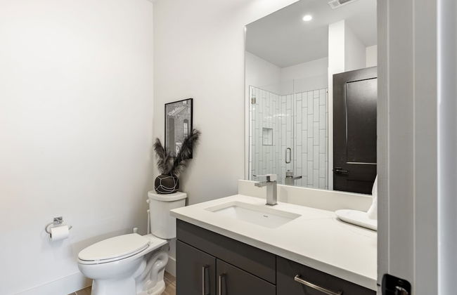 Prime Walkable Midtown Location Pool Gym Outlaw s Den by Avantstay - Foto 17