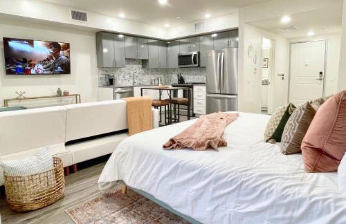 Downtown-King Bed-ADA Elevator-In Unit Laundry - Foto 10