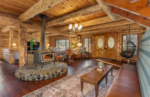 Log Cabin sleeps 20 with hot tub, EV Charger, firepit - Foto 3