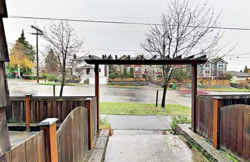 Fremont & Woodland Park Zoo Cozy Living - Photo 14